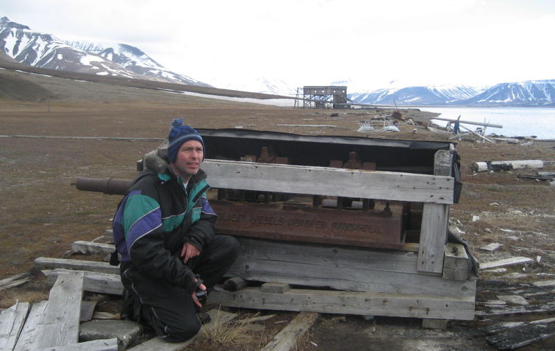 Ein Motor noch in der Originalverpacking - bei Ankunft war die Mine schon bankrott. Im Hintergrund die Verladestation der Mine (Bild von Birgit Jaenicke)